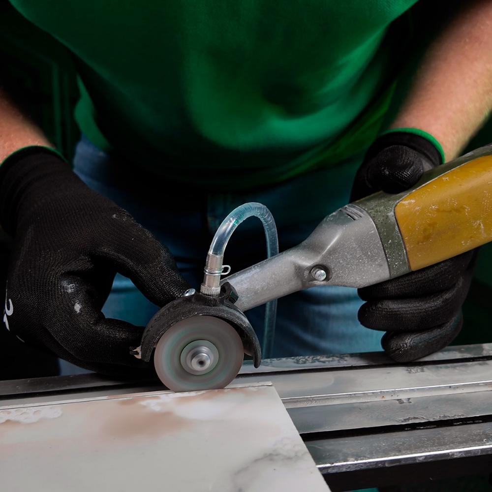 Τεχνίτης χρησιμοποιεί engraver με διαμαντόδισκο butterfly της Distar για ακριβή κοπή πορσελάνης χωρίς σπασίματα